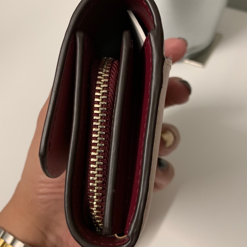 BNWT KATE SPADE ♠️ SCALLOP DESIGN SMOOTH LEATHER COMPACT WALLET PINK- BURGUNDY - Picture 3 of 6